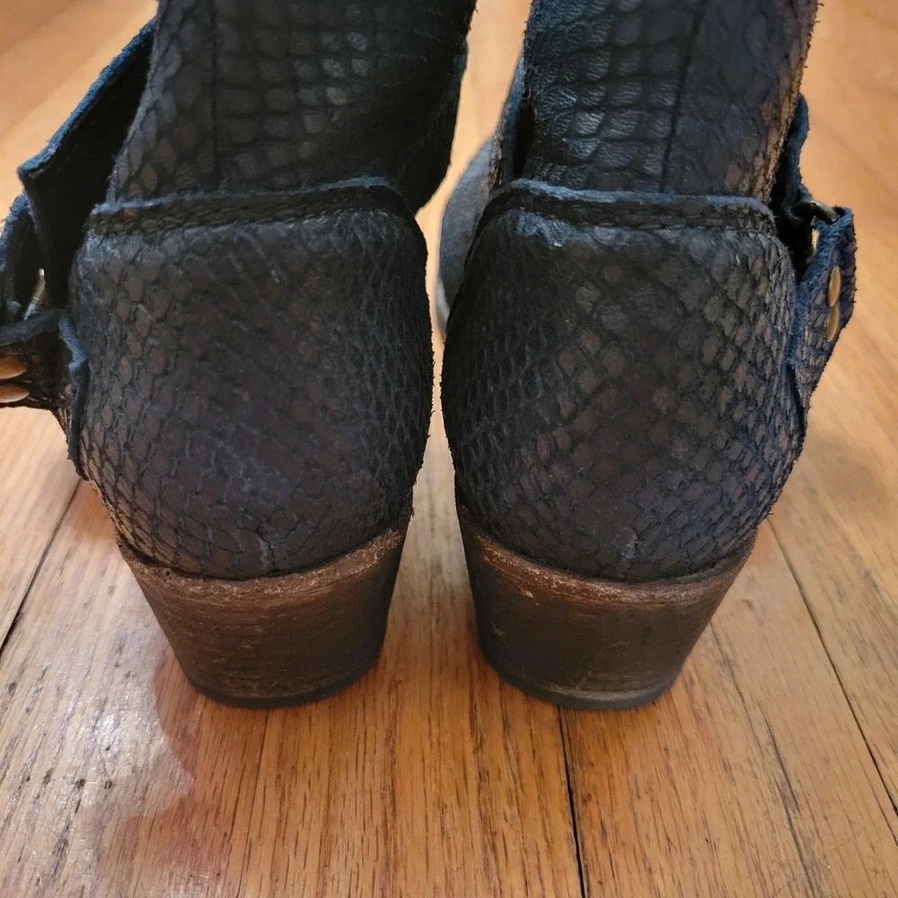 Free People 7.5 Tortuga Blue Snakeskin Embossed‎ Leather Moto Ankle Boots 38